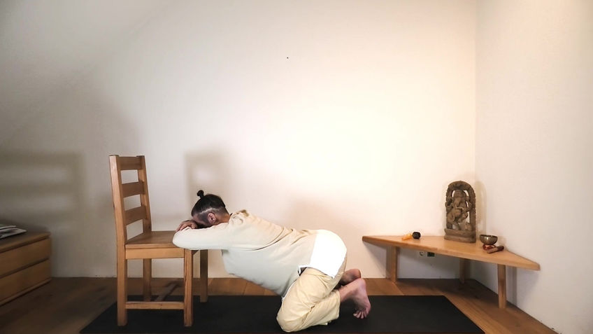 Verstopfung & Loslassen | Yoga am Sessel